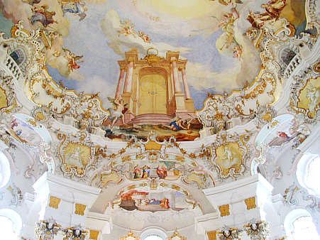 In der östlichen Zone des Kuppelfreskos ist die Paradiestür verschlossen