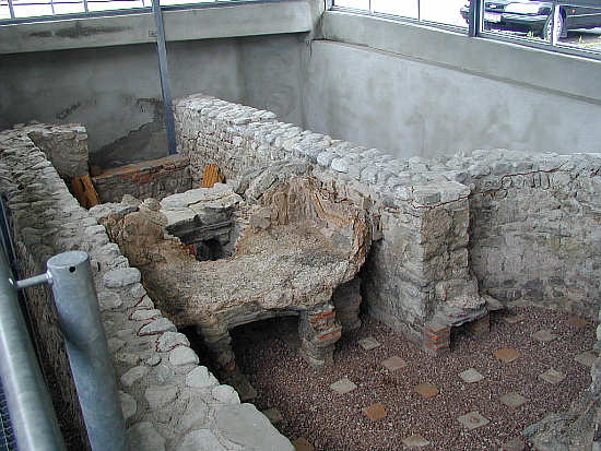 Caldarium (Warmbad) mit dem unmittelbar hinter dem Prfurnium (ganz hinten) gelegenen Heiwasserbecken.