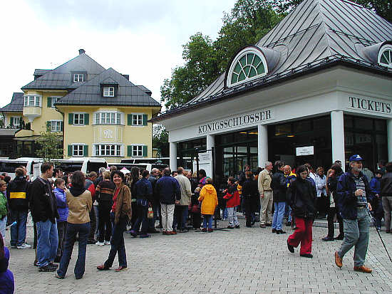 Hohenschwangau: Andrang und Schlangestehen vor der Kasse 