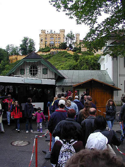 Lange Schlangen in Hohenschwangau, im Hintergrund Schloss Hohenschwangau