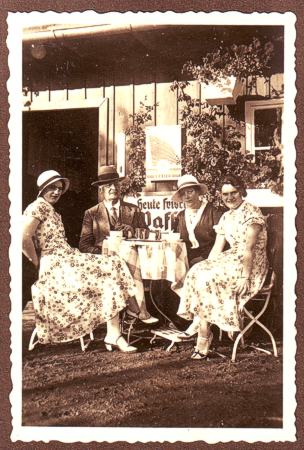 Sommerliche Kaffeetafel in Bad Mergentheim, 1930er Jahre (Sammlung Behr)