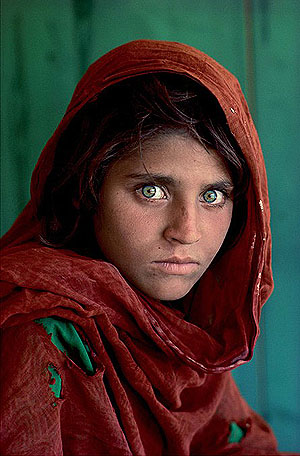 -	Afghanisches Mädchen, 1984. Foto: © Steve McCurry