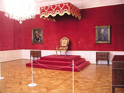 Thronsaal mit roter Wandbespannung