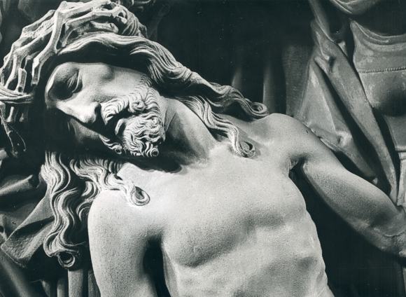 Christuskopf aus dem Beweinungsrelief in Maidbronn. Fotografie von Alfred Ehrhardt, 1954/55