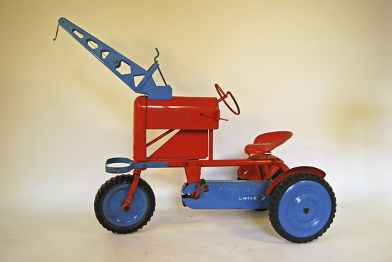 Kinder-Dreirad als Traktor mit Kranfunktion