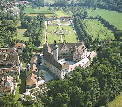Luftbild der Schlossanlage von Norden, zeigt die dreieckige Form der Hauptburg