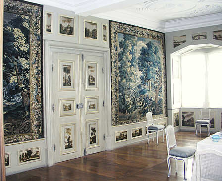 Speisezimmer des hinteren Appartements mit direkt auf Vertäfelung und Türen gemalten Landschafsbildern in Sepia (um 1730) von Zacharias König aus Dettelbach.