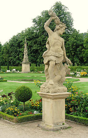 Götterstatuen: Jupiter mit dem Adler und den Blitzen in der Hand, dahinter die als Obelisk gestaltete Skulptur der Winde