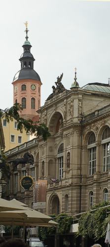 Mehr Baden geht nicht. Friedrichsbad in Baden-Baden mit dem Turm der Stiftskirche, der Grablege der Markgrafen von Baden-Baden, im Hintergrund.