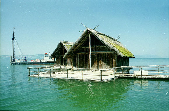 Pfahlbaumuseum Unteruhldingen. Das Hochwasser errreicht die Plattform, auf der die Pfahlbauten errichtet sind