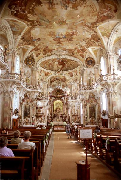 Blick vom Eingang in den Kirchenraum