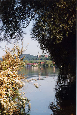 Blick vom Seefelder Ufer auf Maurach und die Klosterkirche