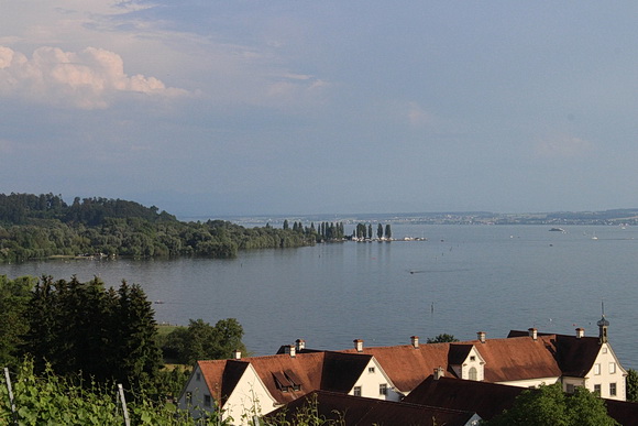 Blick nach Südosten auf die Landzunge, hinter der sich das Pfahlbaumuseum Unteruhldingen verbirgt. Im Vordergrund das Hofgut Maurach. 