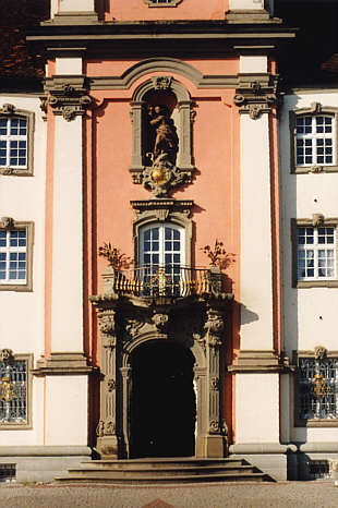 Über der Balkontür des Turms die Statue der Maria Immaculata von Joseph Anton Feuchtmayer 