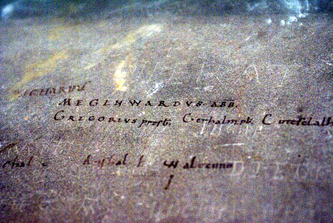 Altarplatte mit eingeritzten Namen, digital aufgehellt