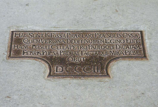Grabinschrift für den hier beigesetzten Bischof Egino (+ 802)