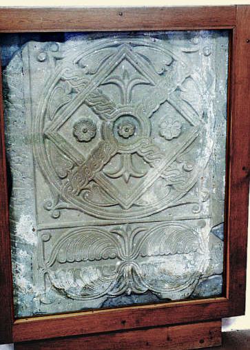 Flechtwerkplatte
                  aus dem ersten karolingerzeitlichen Bau der von Bischof Egino
                  gegründeten Kirche