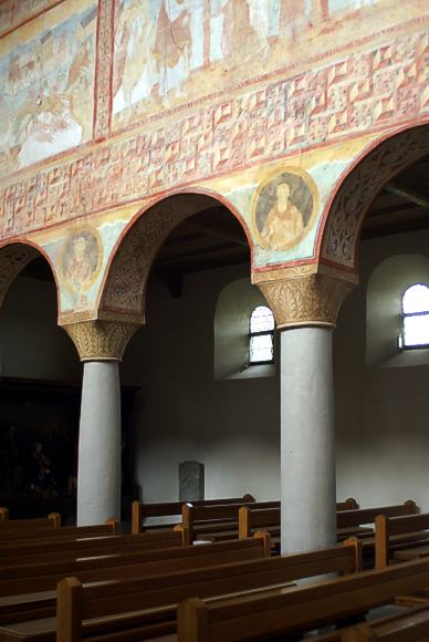 Mittelschiffsäulen mit Arkaden.