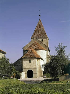 Reichenau, St. Georg, Oberzell:Blick von Westen auf die im 11. Jahrhundert der um 1000 erbauten Westapsis angefügte Vorhalle. Dahinter der Kernbau des beginnenden 10. Jahrhunderts. 