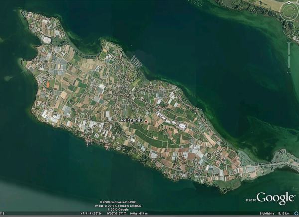 Das Satellitenbild der Reichenau zeigt eine äußerst kleinteilige Struktur, wie sie für Gartenbau typisch ist. Rechts am Bildrand der Damm zum Festland. Bild: Google Earth