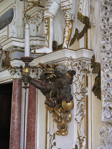 Armleuchter, besser gesagt ein armförmiger Kandelaber im Kaisersaal