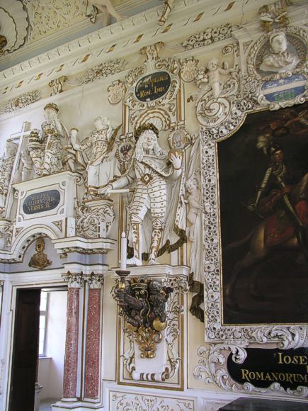 Stuckfigur des Röm. Kaisers Leopold I. von F.J. Feichtmaier (1708) im Kaisersaal von Schloss Salem