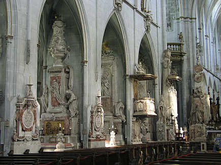 Nordwand dxes Laghauses in der ehemaligen Klosterkirche Salem mit den klassizistischen Stuck-Altären