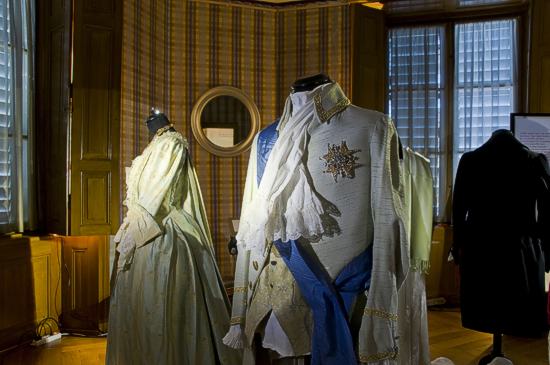 Opulent verziert ist die Robe der Königin Marie-Antoinette vom Londoner Kostümhersteller Angels The Coustumiers, die im Rahmen der Ausstellung zu sehen ist