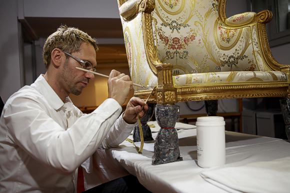 Möbelrestaurator im Napoleonmueum Schloss Arenenberg bei der Arbeit