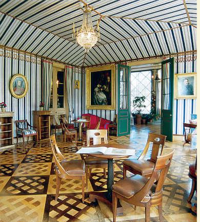 Die blauweiß gestreiften Papiertapeten verwandeln den Salon in ein repräsentatives Zelt. Eine Idee von Hortense de Beauharnais, die sie 1824 anbringen ließ. Bild: Napoleonmuseum Thurgau 