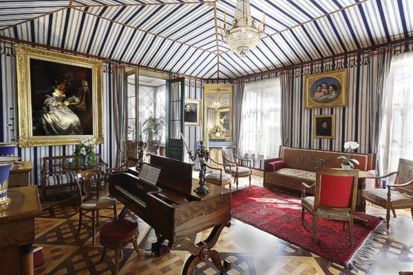 Salon der Königin Hortense mit textiler Dekoration im Stil eines Zelts. Bild: Stefan Rohner, Napoleonmuseum