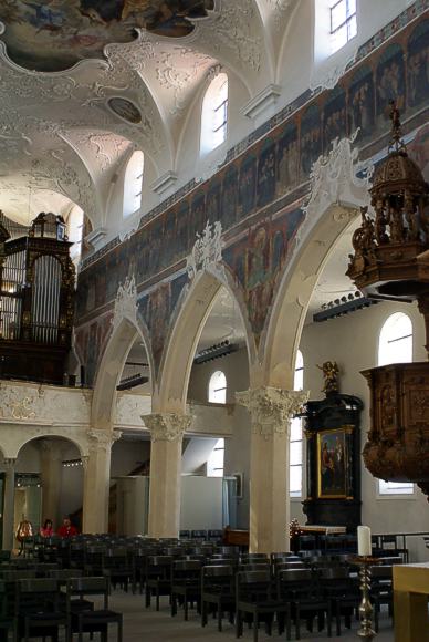 Südliche Mittelschiffwand mit Kanzel und Orgel