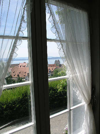 Ausblick aus dem Hochparterrefenster über Meersburg und den Bodensee
