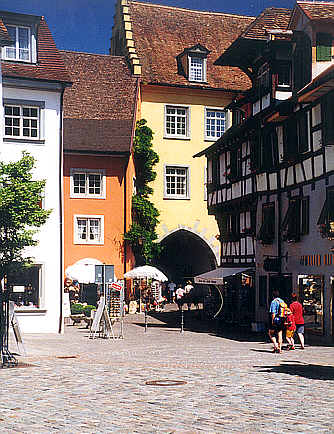 Meersburg, Schlossplatz: Tordurchgang "Falbentor" am Rathaus, die Verbindung von der Oberstadt zum Schlossbezirk 