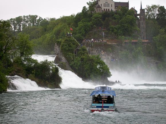 MIt dem Boot in die Gischt: Eine Fahrt zum Felsen inmitten des Rheinfalls ist immer ein besonderes Erlebnis 