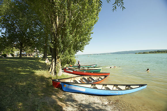 Kanus am Untersee-Ufer. Der ruhige und kleinräumige Untersee am westlichen Bodensee eignet sich besonders gut für die Erkundung mit dem Kanu oder Kajak. Foto: TSR GmbH Kuhnle+Knoedler