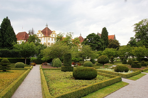 Formgehölze im Garten von Schloss Salem