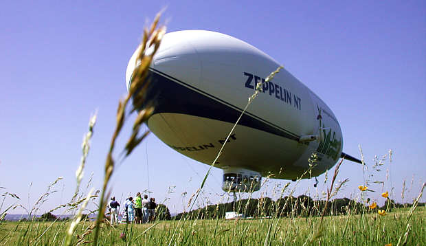 Zeppelin NT schwebens über einer Wiese