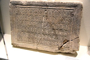 Inschrift eines Mithrassteins (Rue du Schnokeloch) aus dem Beginn des 3. Jahrhunderts n. Chr.