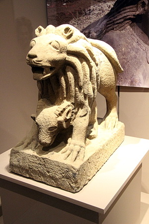 Löwenstatue aus einem Grabmal an der Rue des Romains. Kalkstein, 1. Jh. n. Chr. 