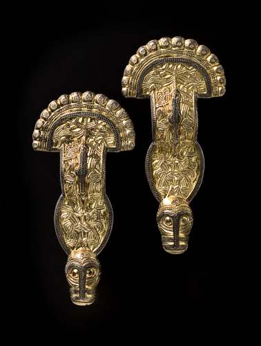 Zwei silbervergoldete Bügelfibeln mit Tierkopfenden aus dem Grab einer Alamannin, Bopfingen