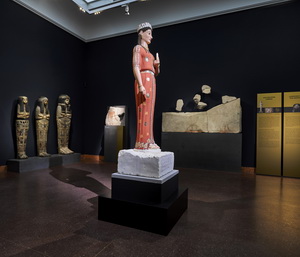 Blick in die Ausstellung mit der Grabstatue der Phrasikleia (um 520 v. Chr.)