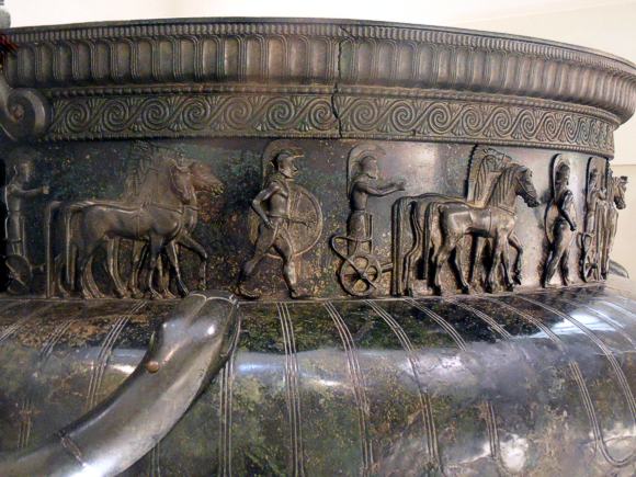 Krater von Vix, Relieferter Rand. Bronze, Ende 6. Jh. v. Chr. Musée du Pays Châtillonnais, Châtillon-sur-Seine. Aufnahme Wikimedia Commons/Ivory