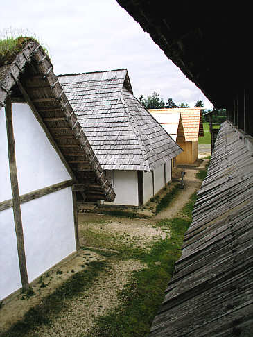 Hütten im Freilichtmuseum Heuneburg