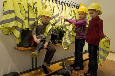 Junge Archologen brauchen auch die passende Kleidung