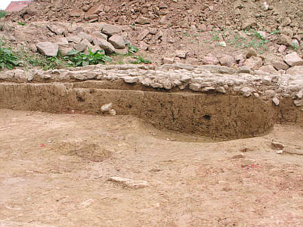 Profilschnitt einer einfachen gepflasterten Straße