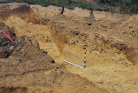 Profilschnitt mit Spitzgraben