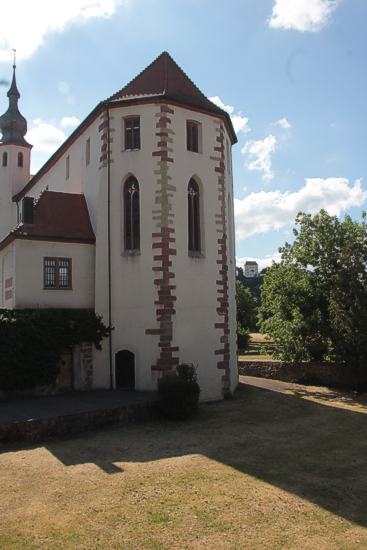 Neckarelz: Der im 14. Jahrhundert angebaute Chor im Hauptgeschoss des Gebäudes, heute Chor der katholischen Kirche. 