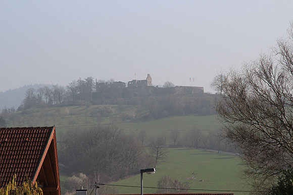 Burg Hochburg, Ansicht vom Tal