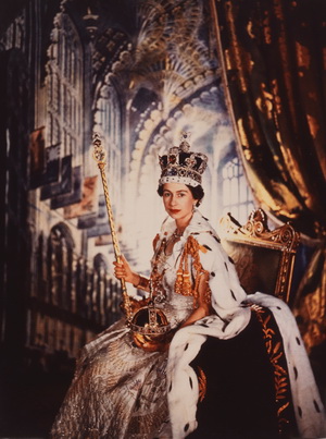Cecil Beaton, Königin Elizabeth II, 2. Juni 1953. Halbmatter Cibachrome Druck. National Portrait Gallery, London. © Cecil Beaton / Victoria and Albert Museum, London